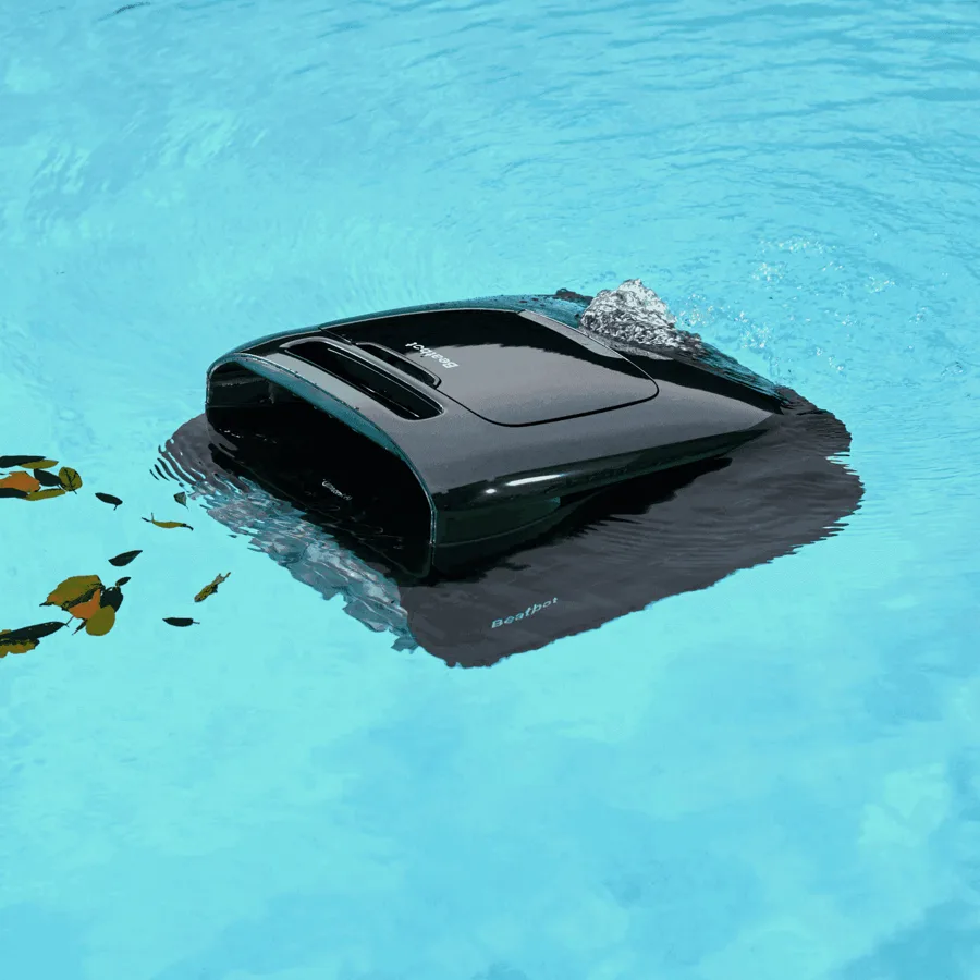 Herstellerfoto: der AquaSense 2 Pro schwimmt an der Wasseroberfläche eines Pools und sammelt Blätter ein