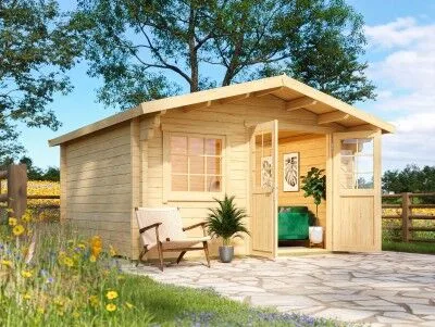 Fjordholz Gartenhaus Berlin 70 C Classic mit Satteldach, geöffneter Tür und Sessel auf der Terrasse, Blumenwiese im Hintergrund